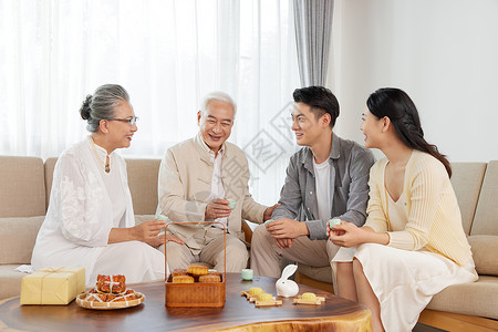一家人相聚过中秋节吃月饼图片