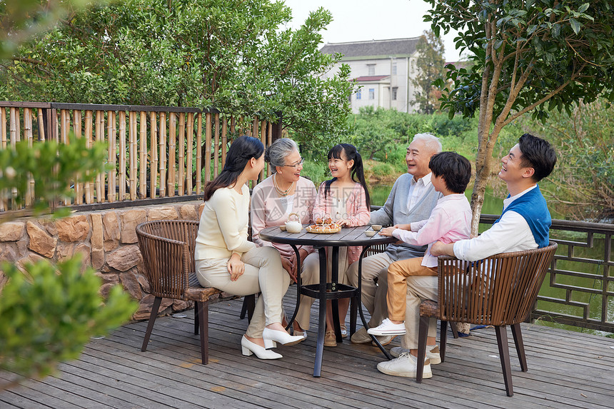 一家人相聚庭院过中秋节吃月饼图片