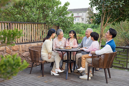 一家人相聚庭院过中秋节吃月饼高清图片