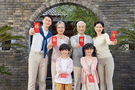 一家人春节庭院里拜新年发红包背景图片