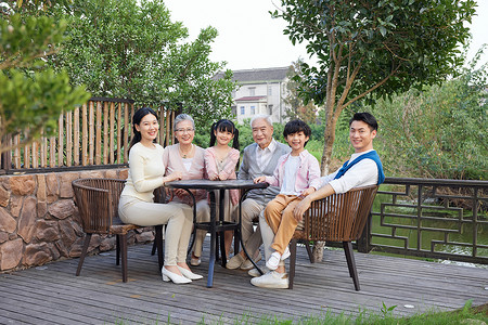 庭院老人一家人相聚庭院过中秋节吃月饼背景