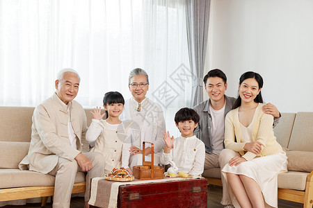 快乐孩子拍照一家人相聚过中秋节吃月饼背景