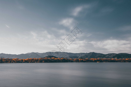 北京秋天地标颐和园湖边风光背景图片