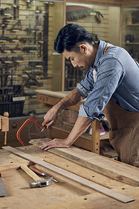 男木匠锯木材形象图片