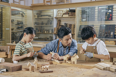 亲子课程推广海报小朋友体验手工木块雕刻课程背景