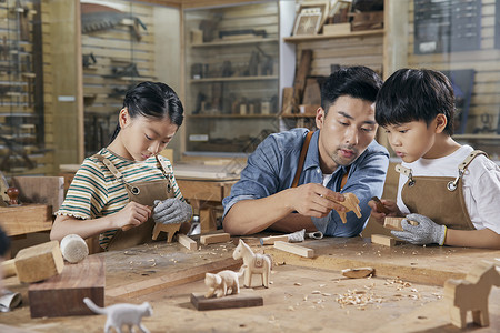 木工老师教小朋友木块雕刻高清图片