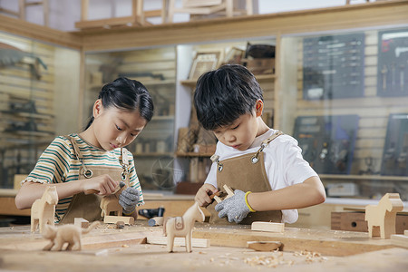 儿童木刻雕塑体验图片