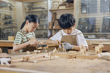 技能培训班儿童木刻雕塑体验背景
