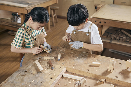 儿童木刻雕塑体验背景图片