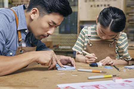 手工课老师教学橡皮章雕刻高清图片