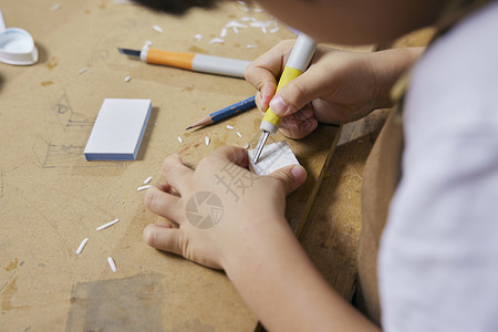 木材工人儿童学习橡皮章雕刻特写背景