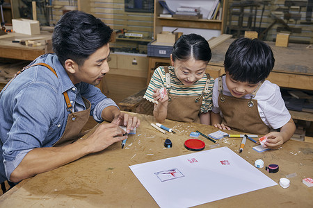 手工课老师教学橡皮章雕刻高清图片