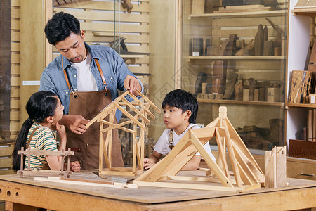 木工老师给小朋友讲解榫卯结构背景图片