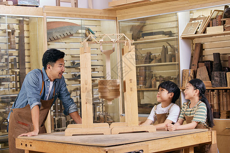 木工老师和小男孩展示木制手工作品图片