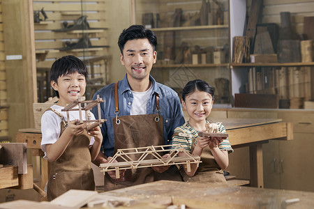 木匠师傅带着小朋友体验木工课背景图片