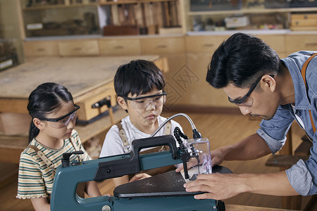 木工老师和小朋友讲解机器使用注意事项图片