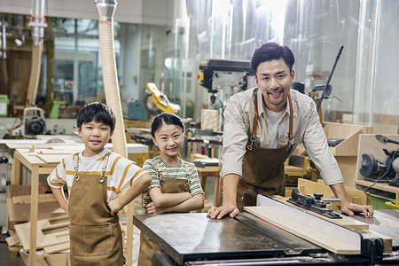 工厂培训素材木工坊里老师和小朋友背景