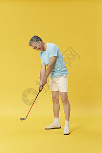 中老年男性打高尔夫球动作高清图片