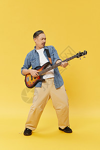 中老年男性激情弹奏吉他图片
