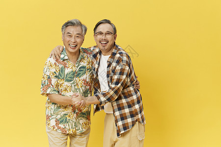 中老年男性和好友拥抱图片