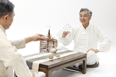 老年男性与好友喝茶图片