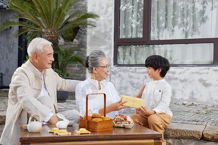 送月饼中秋节孙子送爷爷奶奶礼物背景