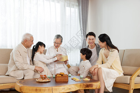中秋节一家人团圆相聚陪伴图片