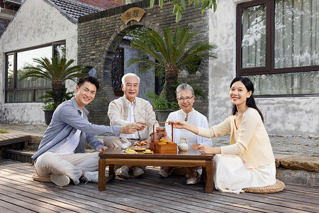 新婚夫妻陪伴老人过中秋节喝茶图片
