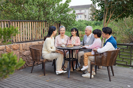 中秋节一家人团圆相聚陪伴图片