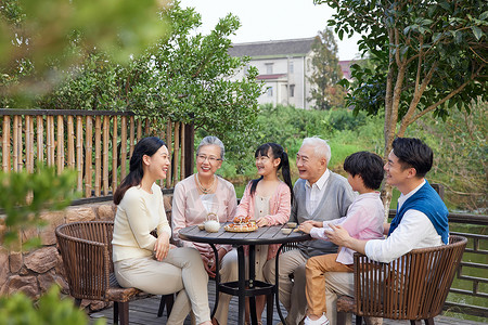 中秋节一家人团圆相聚陪伴背景图片
