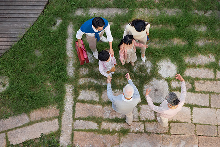 庭院聚餐俯拍中秋节一家人团聚送礼物背景