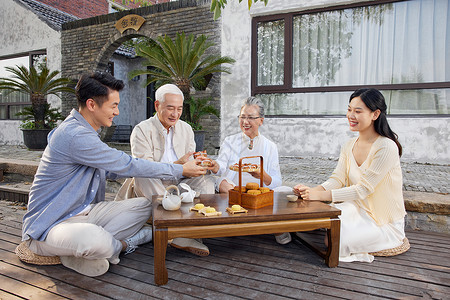 新婚夫妻陪伴老人过中秋节吃河蟹图片