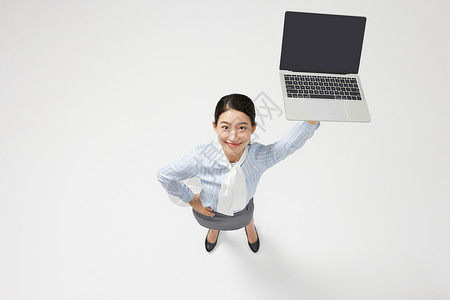 创意俯拍职业商务女性高举笔记本电脑图片