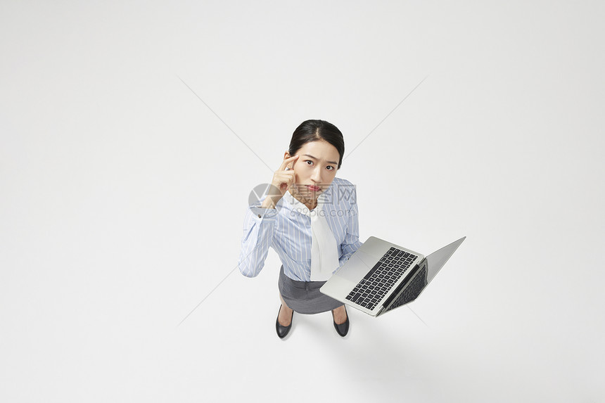 创意俯拍职业商务女性拿笔记本电脑思考图片