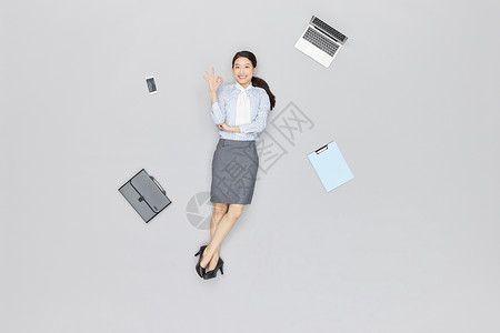 创意高角度俯拍职场商务女性打招呼图片