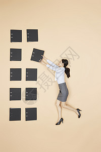 创意俯拍职场商务女性摆放文件夹图片