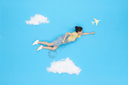 地上飞机素材创意俯拍美女云朵上飞行旅行背景