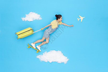 创意俯拍美女拖行李箱踩滑板旅行图片