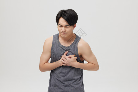 运动男青年胸口痛图片