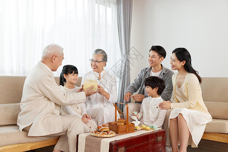 一家六口幸福相伴过中秋节背景图片
