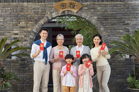 一家六口庭院相聚拜年过春节发红包背景图片