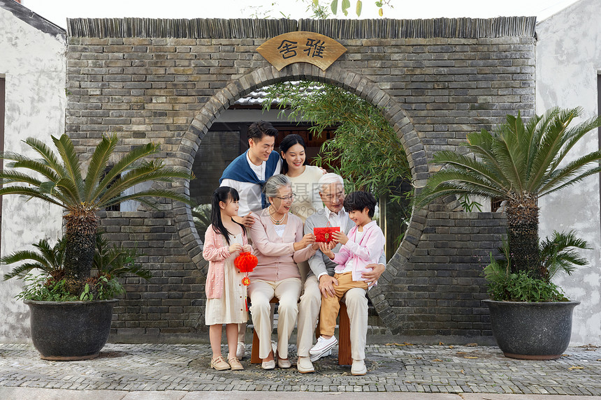 一家人团圆相聚过春节图片