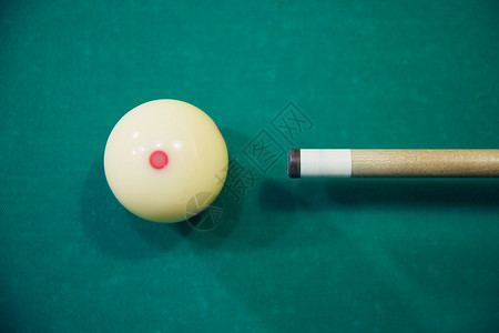 台球桌上的白球与球杆背景图片