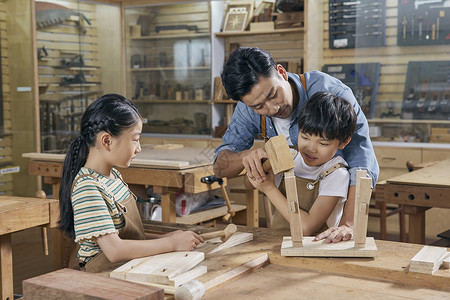 木工老师辅助小朋友做板凳高清图片