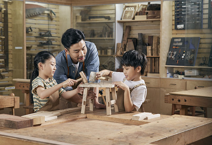 木工老师指导小朋友做板凳高清图片