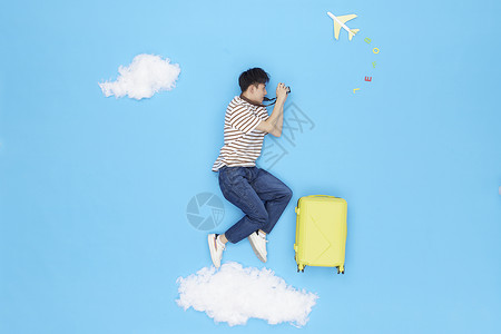 地上飞机素材创意俯拍青年男性飞翔旅游度假拍照背景