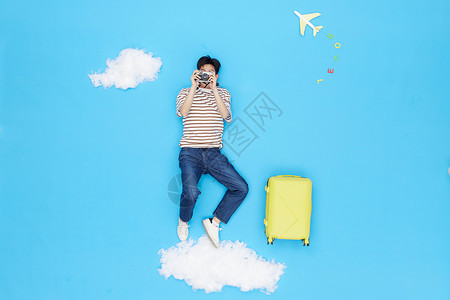 创意俯拍青年男性飞翔旅游度假拍照图片