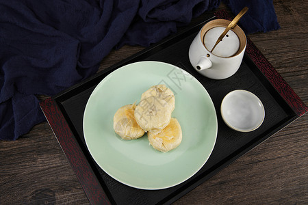苏式月饼和陶瓷茶具静物背景图片