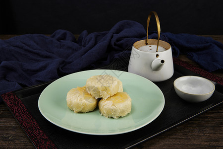 月饼陶瓷盘子纸苏式月饼和陶瓷茶具静物背景