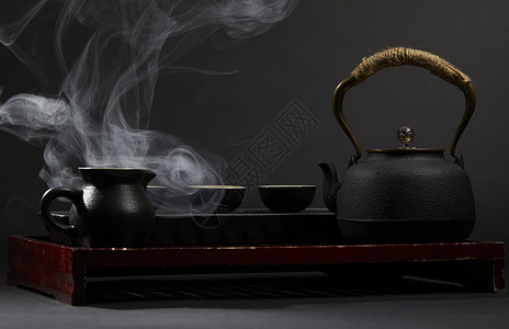黑色陶瓷茶具正在冒烟背景图片